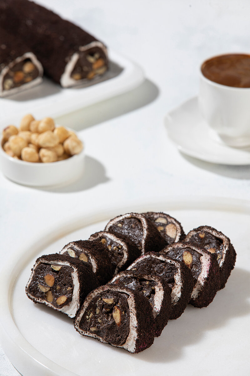 Özdilek Lokum Dolgulu Siyah Kadife Kaplı Fındık Kremalı Bademli Kg