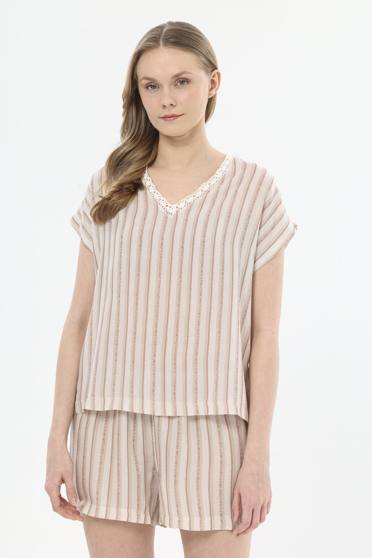 Shefame Kadın Natural Çizgi Desenli V Yaka Kısa Kollu Şort Takımı 251K07SV