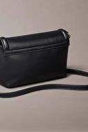 Calvin Klein Kadın Çapraz Çanta LV04F1027GUB1