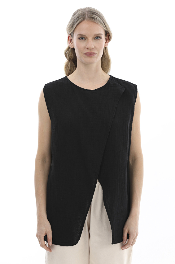 First Company Yuvarlak Yaka Regular Fit Kolsuz Kadın Bluz 2614KS110652 Siyah First Company Yuvarlak Yaka Regular Fit Kolsuz Kadın Bluz 2614KS110652 Siyah