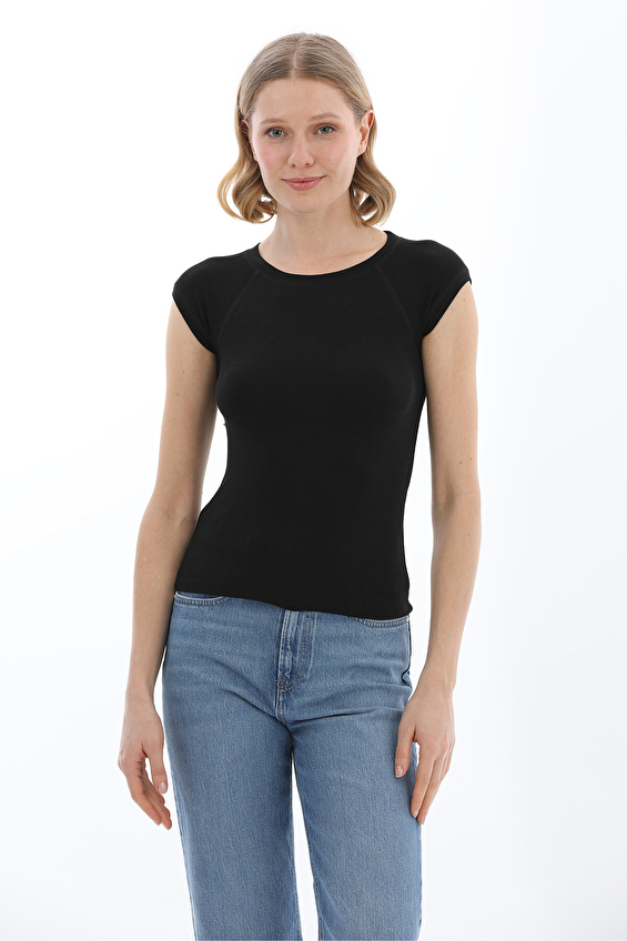 First Company Slim Fit Bisiklet Yaka Reglan Kol Kadın Tişört 2614KS026419 Siyah First Company Slim Fit Bisiklet Yaka Reglan Kol Kadın Tişört 2614KS026419 Siyah