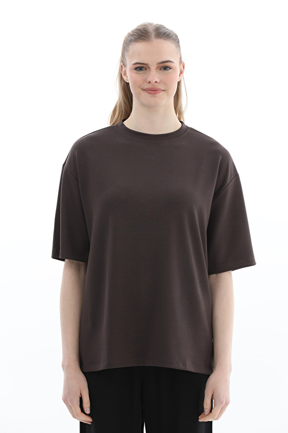 First Company Yuvarlak Yaka Kısa Kol Oversize Kadın Tişört 2614KS026911 Koyu kahverengi First Company Yuvarlak Yaka Kısa Kol Oversize Kadın Tişört 2614KS026911 Koyu kahverengi