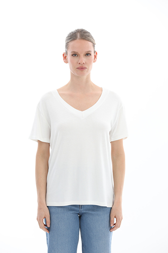 First Company V Yaka Kısa Kol Oversize Kadın Tişört 2614KS120653 Ekru First Company V Yaka Kısa Kol Oversize Kadın Tişört 2614KS120653 Ekru