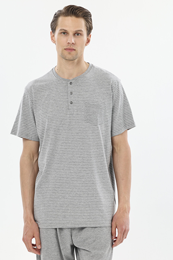 Finesuits Regular Fit Patlı Yaka Örme Düz Paça Normal Bel Erkek Çizgili Kısa Kollu Pijama Takımı 251E13SV Gri Finesuits Regular Fit Patlı Yaka Örme Düz Paça Normal Bel Erkek Çizgili Kısa Kollu Pijama Takımı 251E13SV Gri