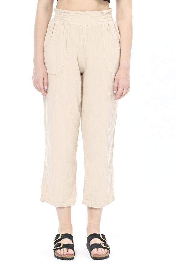 First Company Beli Lastikli Düz Paça Loose Fit Kadın Müslin Pantolon 251K04OD Bej First Company Beli Lastikli Düz Paça Loose Fit Kadın Müslin Pantolon 251K04OD Bej