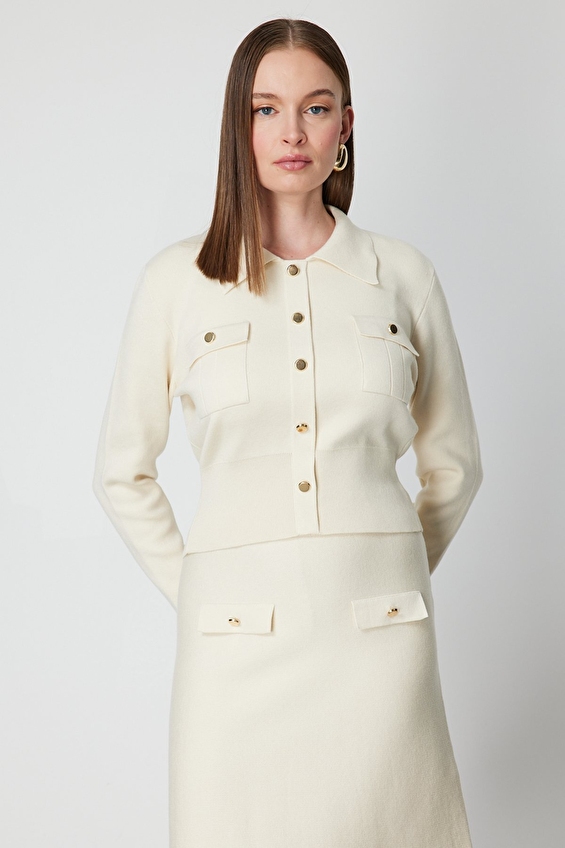 Onfashion Polo Yaka Regular Fit Triko Uzun Kol Kadın Ceket 69507 Krem Onfashion Polo Yaka Regular Fit Triko Uzun Kol Kadın Ceket 69507 Krem