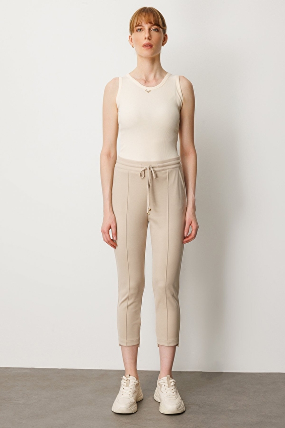 Onfashion Regular Fit Dar Paça Lastikli Bel Dokuma Kadın Pantolon 64124 Bej Onfashion Regular Fit Dar Paça Lastikli Bel Dokuma Kadın Pantolon 64124 Bej