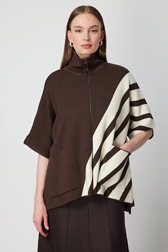 Onfashion Dik Yaka Relaxed Fit Triko Fermuarlı Yarım Kol Kadın Pelerin 65909 Kahverengi Onfashion Dik Yaka Relaxed Fit Triko Fermuarlı Yarım Kol Kadın Pelerin 65909 Kahverengi