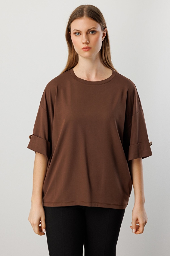 Onfashion Büyük Beden Sıfır Yaka Kısa Kol Dokuma Kadın Bluz 61398 Kahverengi Onfashion Büyük Beden Sıfır Yaka Kısa Kol Dokuma Kadın Bluz 61398 Kahverengi