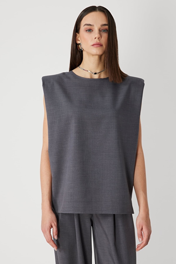 Onfashion Regular Fit Düğmeli Sıfır Yaka Vatkalı Dokuma Kadın Bluz 70304 Gri Onfashion Regular Fit Düğmeli Sıfır Yaka Vatkalı Dokuma Kadın Bluz 70304 Gri