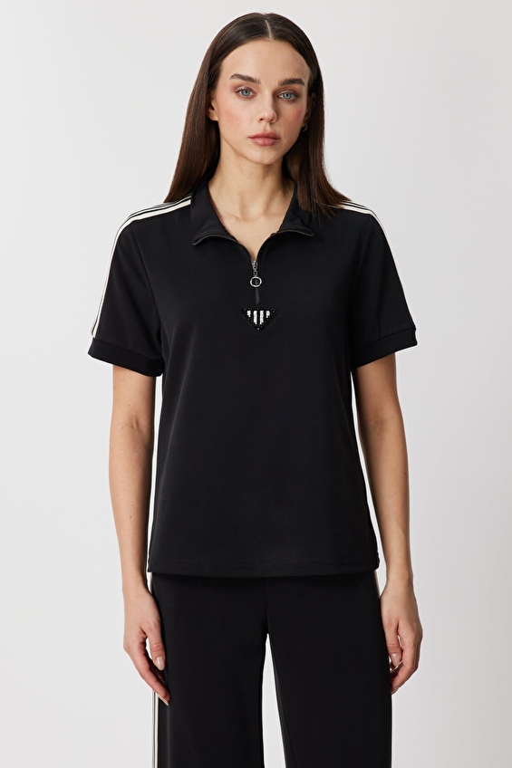 Onfashion Regular Fit Kısa Kol Fermuarlı Yaka Kadın Bluz 76335 Siyah Onfashion Regular Fit Kısa Kol Fermuarlı Yaka Kadın Bluz 76335 Siyah