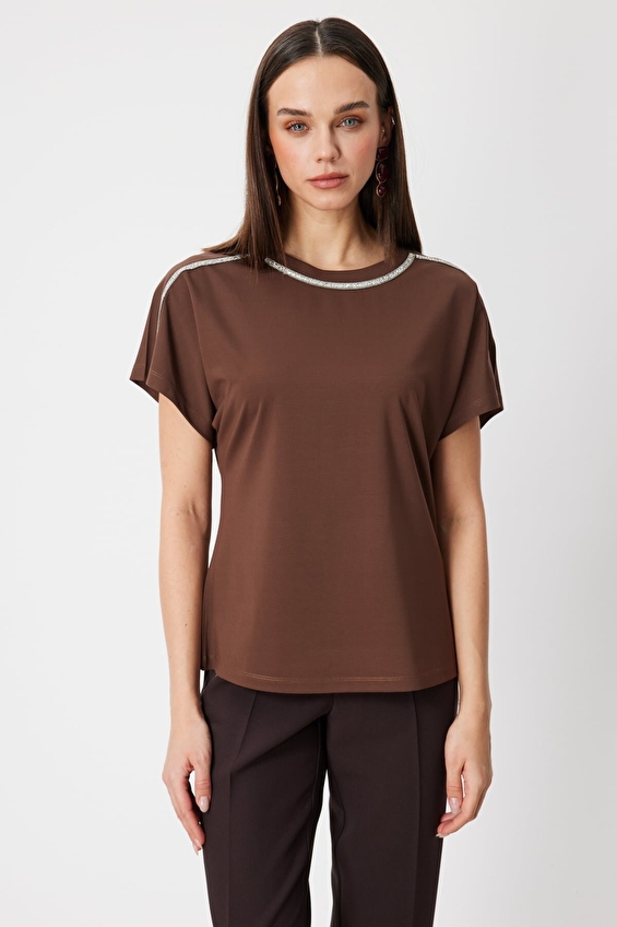 Onfashion Regular Fit Sıfır Yaka Kısa Kollu Dokuma Kadın Bluz 71355 Kahve Onfashion Regular Fit Sıfır Yaka Kısa Kollu Dokuma Kadın Bluz 71355 Kahve