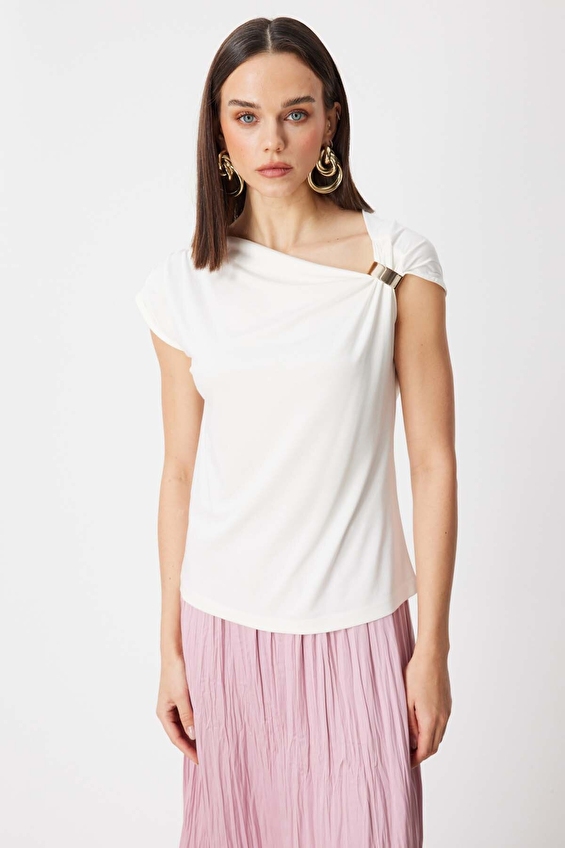 Onfashion Regular Fit Kayık Yaka Kolsuz Dokuma Kadın Bluz 71398 Ekru Onfashion Regular Fit Kayık Yaka Kolsuz Dokuma Kadın Bluz 71398 Ekru