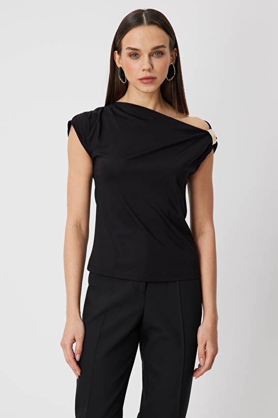 Onfashion Regular Fit Kayık Yaka Kolsuz Dokuma Kadın Bluz 71398 Siyah Onfashion Regular Fit Kayık Yaka Kolsuz Dokuma Kadın Bluz 71398 Siyah