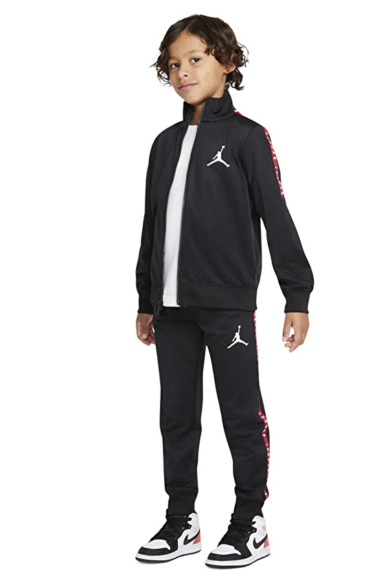 Nike Erkek Çocuk Takım 85A449 Siyah Nike Erkek Çocuk Takım 85A449 Siyah