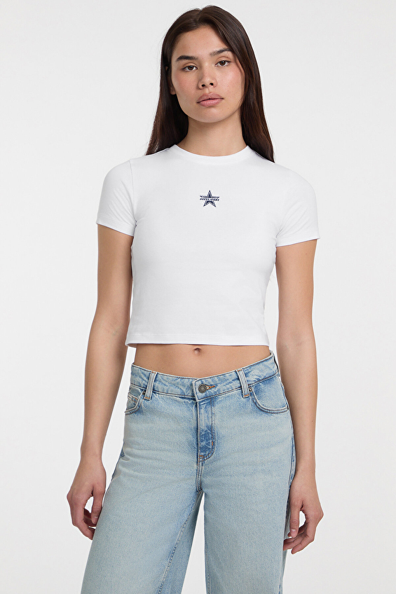 Guess Boxy Fit Örme Kumaş Kadın Tişört W5GI38J1314 Beyaz Guess Boxy Fit Örme Kumaş Kadın Tişört W5GI38J1314 Beyaz