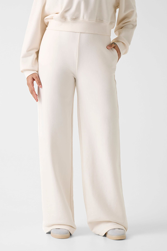 Guess Kadın Eşofman Alt V6RB03KD761 Beyaz Guess Kadın Eşofman Alt V6RB03KD761 Beyaz