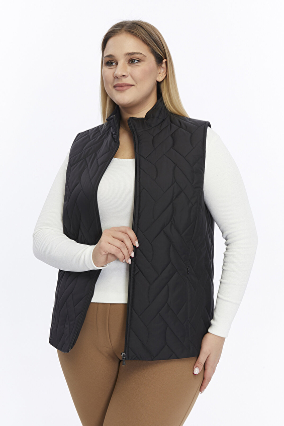 Selen Dik Yaka Regular Fit Fermuar Kapama Kolsuz Kadın Büyük Beden Yelek 24KSL2044 Siyah Selen Dik Yaka Regular Fit Fermuar Kapama Kolsuz Kadın Büyük Beden Yelek 24KSL2044 Siyah