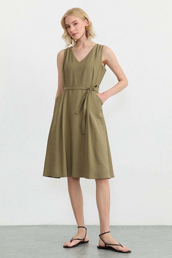 Selen Kolsuz Fermuarlı V Kadın Elbise 26YSL7789 Haki Selen Kolsuz Fermuarlı V Kadın Elbise 26YSL7789 Haki