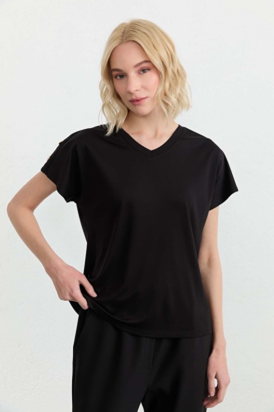 Selen Standart Fit V Yaka Kısa Kol Fermuarsız Kadın Bluz 26YSL8473 Siyah Selen Standart Fit V Yaka Kısa Kol Fermuarsız Kadın Bluz 26YSL8473 Siyah