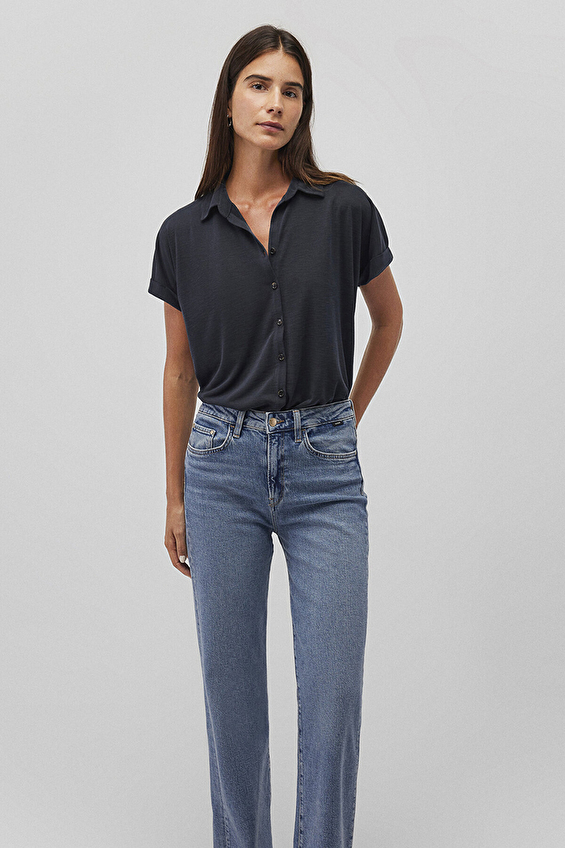 Mavi Polo Yaka Regular Fit Kısa Kollu Kadın Tişört M168081 900 Siyah Mavi Polo Yaka Regular Fit Kısa Kollu Kadın Tişört M168081 900 Siyah