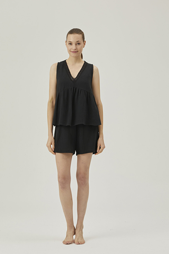 Pamuk&Pamuk Pamuklu Kadın Müslin Bordürlü Şortlu Pijama Takımı W24541SYH Siyah Pamuk&Pamuk Pamuklu Kadın Müslin Bordürlü Şortlu Pijama Takımı W24541SYH Siyah