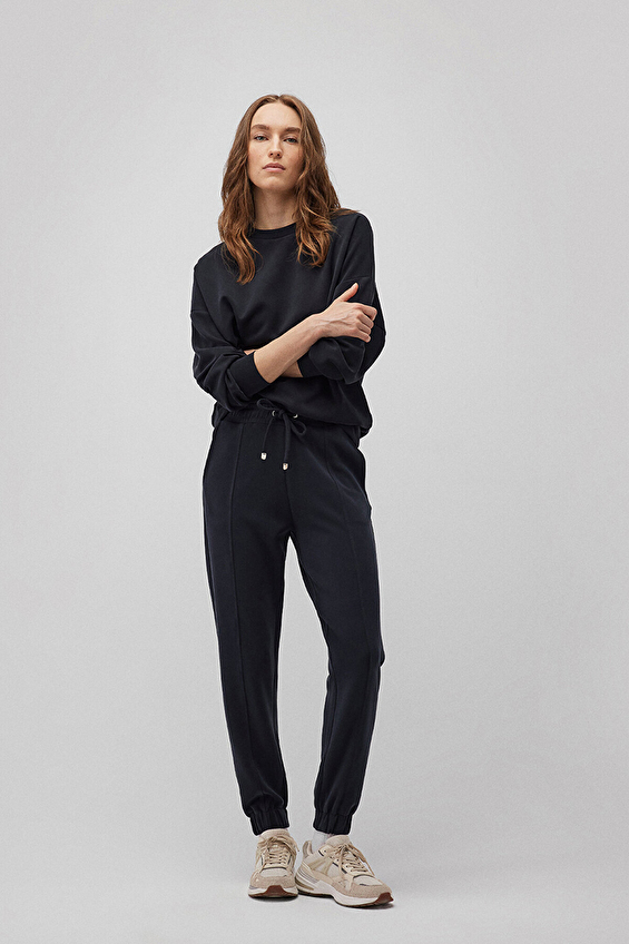 Mavi Slim Fit Lastikli Paça Yüksek Bel Bağcıklı Kadın Eşofman Altı M1600453 900 Siyah Mavi Slim Fit Lastikli Paça Yüksek Bel Bağcıklı Kadın Eşofman Altı M1600453 900 Siyah