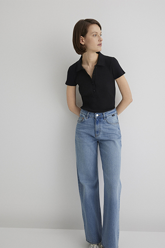 Mavi Polo Yaka Düğmeli Fitted Kısa Kollu Kadın Tişört M1613120 900 Siyah Mavi Polo Yaka Düğmeli Fitted Kısa Kollu Kadın Tişört M1613120 900 Siyah