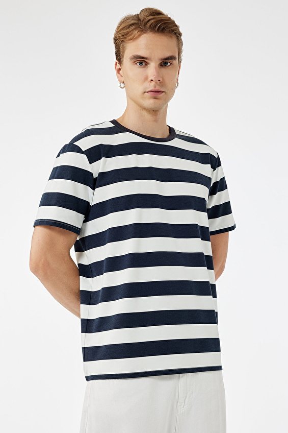 Koton Regular Fit Bisiklet Yaka Erkek Tişört 6WAM10075HK Lacivert Koton Regular Fit Bisiklet Yaka Erkek Tişört 6WAM10075HK Lacivert