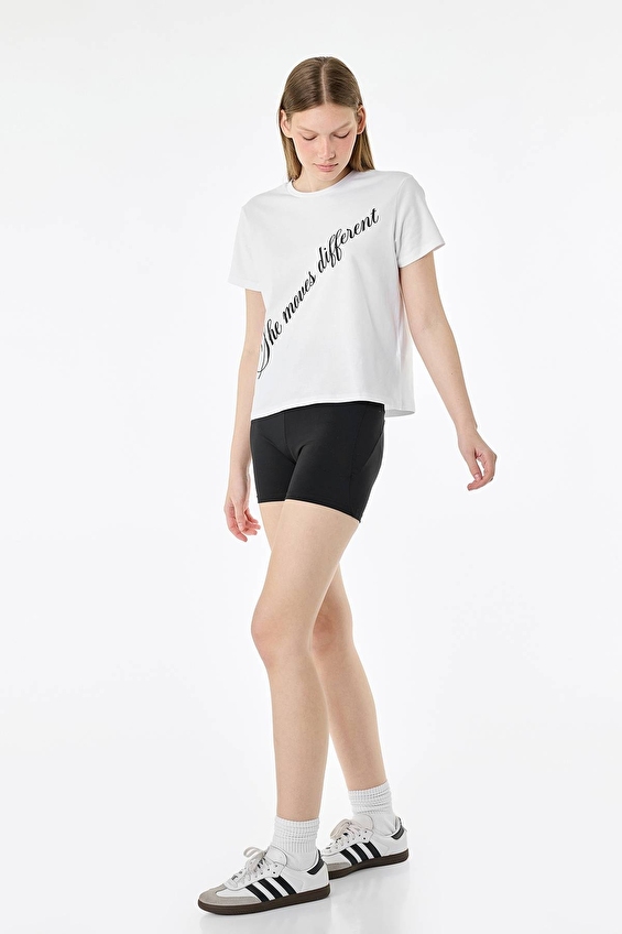 Koton Relax Fit Bisiklet Yaka Kadın Tişört 6SAK10347NK Beyaz Koton Relax Fit Bisiklet Yaka Kadın Tişört 6SAK10347NK Beyaz