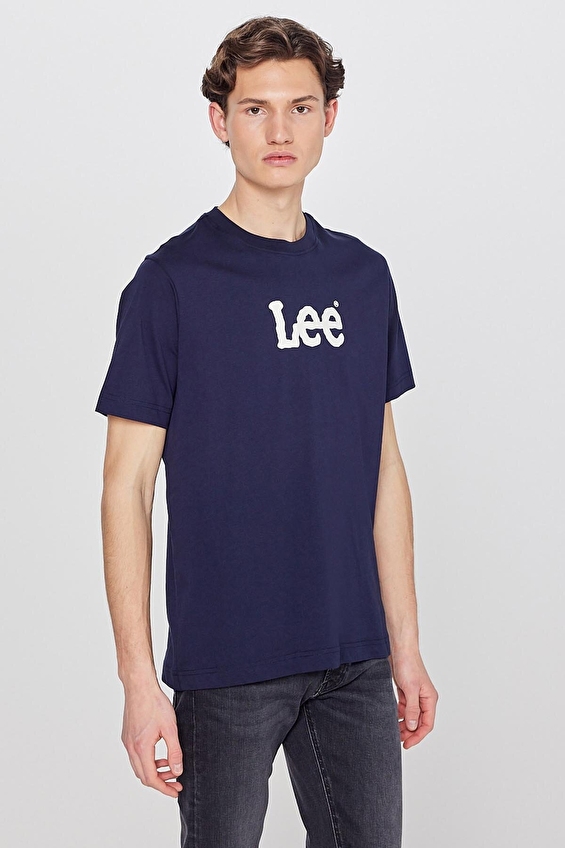 Lee Regular Fit Sıfır Yaka Kısa Kol Erkek Tişört L2610100411 Lacivert Lee Regular Fit Sıfır Yaka Kısa Kol Erkek Tişört L2610100411 Lacivert