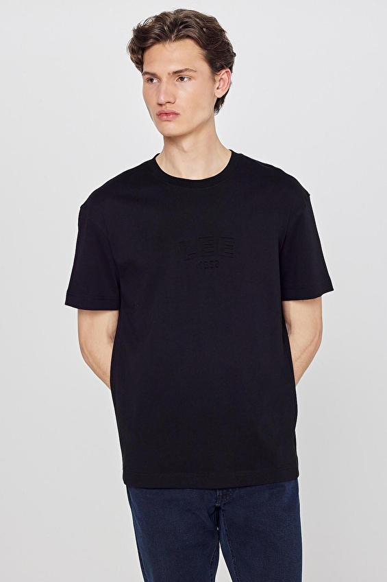Lee Sıfır Yaka Relaxed Fit Kısa Kol Erkek Tişört L2610041001 Siyah Lee Sıfır Yaka Relaxed Fit Kısa Kol Erkek Tişört L2610041001 Siyah
