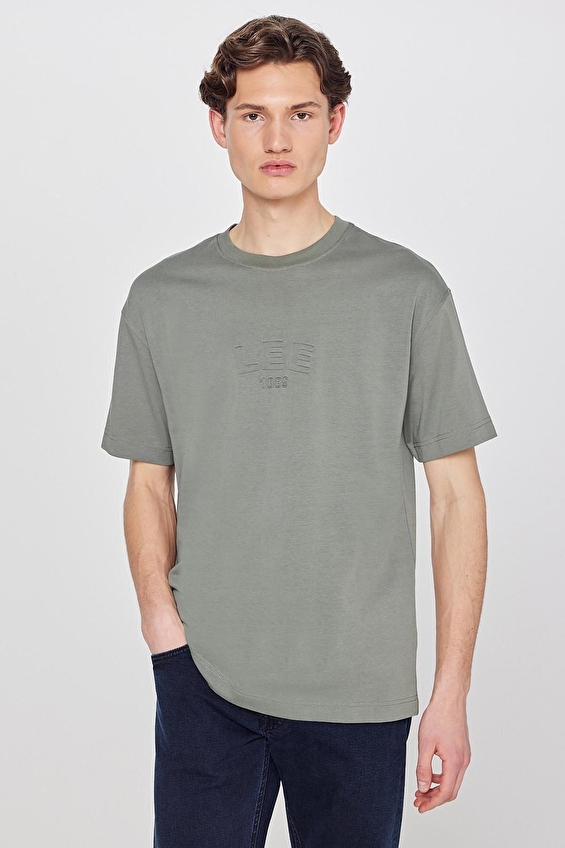 Lee Sıfır Yaka Relaxed Fit Kısa Kol Erkek Tişört L2610041801 Haki Lee Sıfır Yaka Relaxed Fit Kısa Kol Erkek Tişört L2610041801 Haki