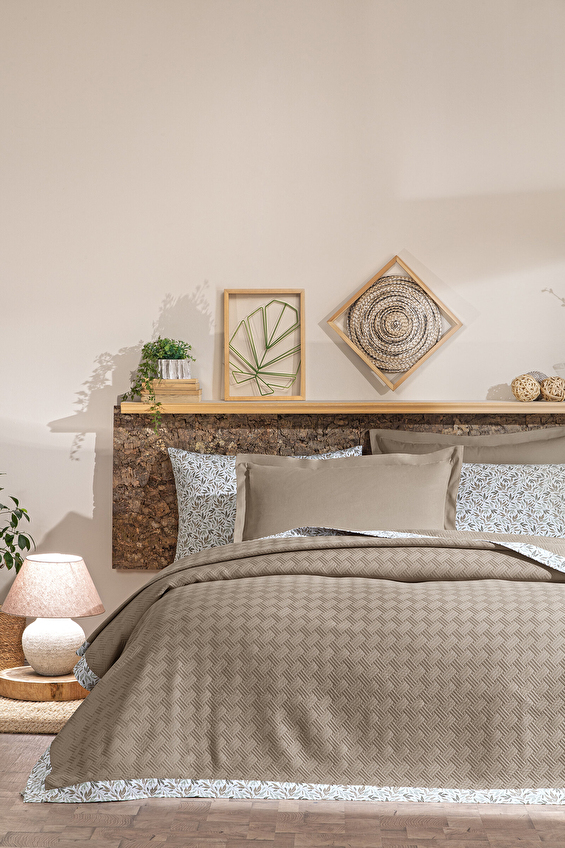 Özdilek Sarmaşık Çift Kişilik Jakar Biyeli Pike Takımı Özdilek Sarmaşık Çift Kişilik Jakar Biyeli Pike Takımı