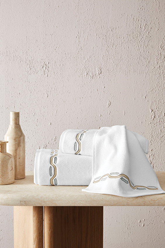 Cottons & Clouds Jewel Nakışlı Banyo Havlusu 100 x 150 cm Cottons & Clouds Jewel Nakışlı Banyo Havlusu 100 x 150 cm