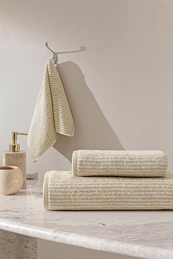 Cottons & Clouds Ruled Banyo Havlusu 100 x 150 cm Cottons & Clouds Ruled Banyo Havlusu 100 x 150 cm