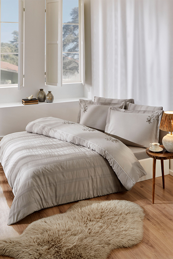 Özdilek Clivia Çift Kişilik Nakışlı Saten Nevresim Takımı Özdilek Clivia Çift Kişilik Nakışlı Saten Nevresim Takımı