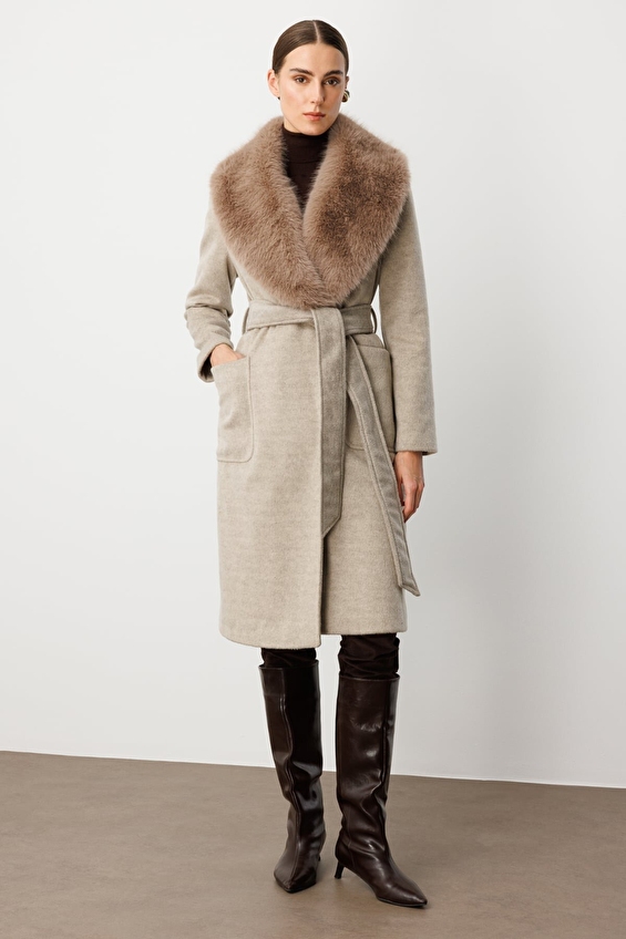 Ekol Çıkarılabilir Yaka Kuşaklı Regular Fit Uzun Kol Dokuma Kadın Kaban 06071 Vizon Ekol Çıkarılabilir Yaka Kuşaklı Regular Fit Uzun Kol Dokuma Kadın Kaban 06071 Vizon