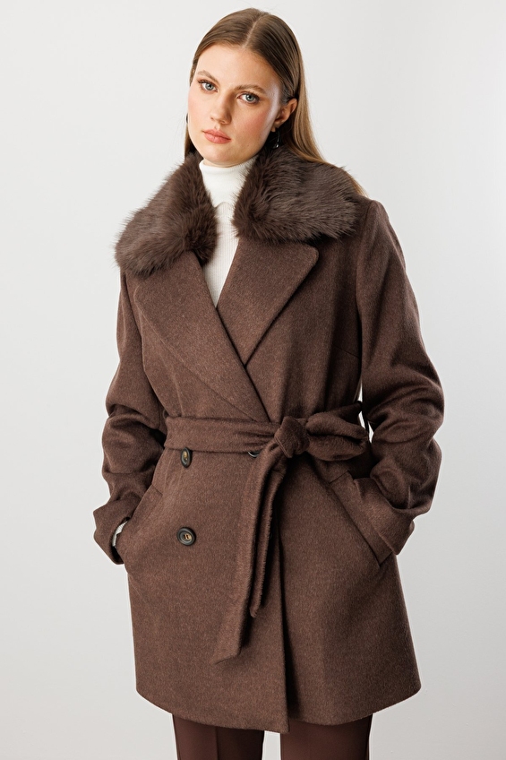 Ekol Çıkarılabilir Yaka Düğmeli Büyük Beden Uzun Kol Dokuma Kadın Kaban 06333 Kahve Ekol Çıkarılabilir Yaka Düğmeli Büyük Beden Uzun Kol Dokuma Kadın Kaban 06333 Kahve