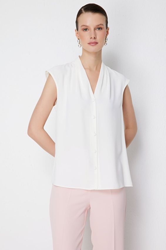 Ekol Regular Fit Düğmeli V Yaka Kadın Bluz 02008 Ekru Ekol Regular Fit Düğmeli V Yaka Kadın Bluz 02008 Ekru