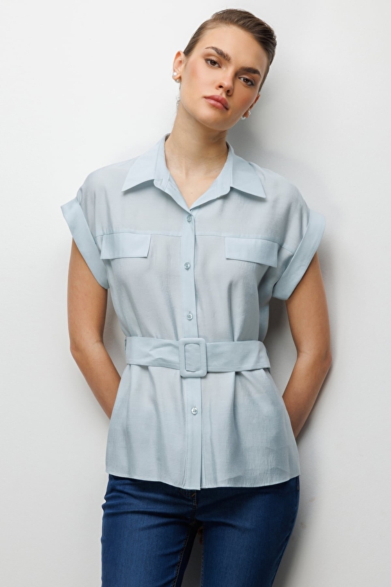 Ekol Polo Yaka Regular Fit Düğmeli Kısa Kollu Dokuma Kadın Bluz 02086 Mavi Ekol Polo Yaka Regular Fit Düğmeli Kısa Kollu Dokuma Kadın Bluz 02086 Mavi