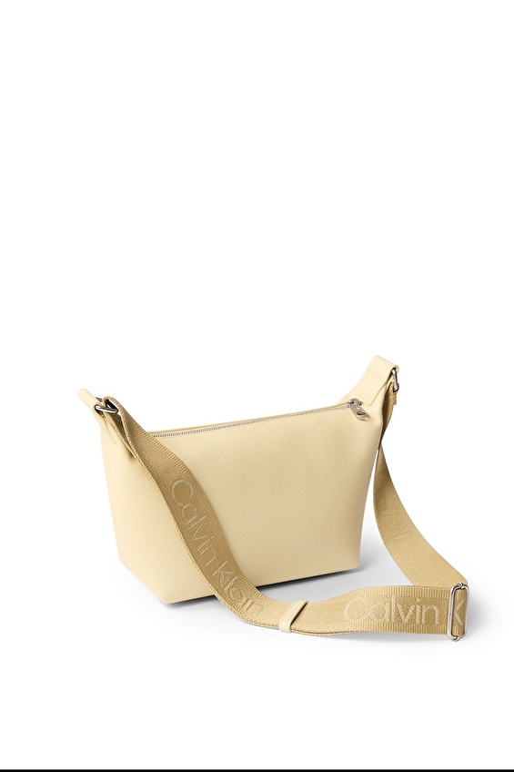 Calvin Klein Jeans Kadın Omuz Çantası LV04K3131GRM0 Sarı Calvin Klein Jeans Kadın Omuz Çantası LV04K3131GRM0 Sarı
