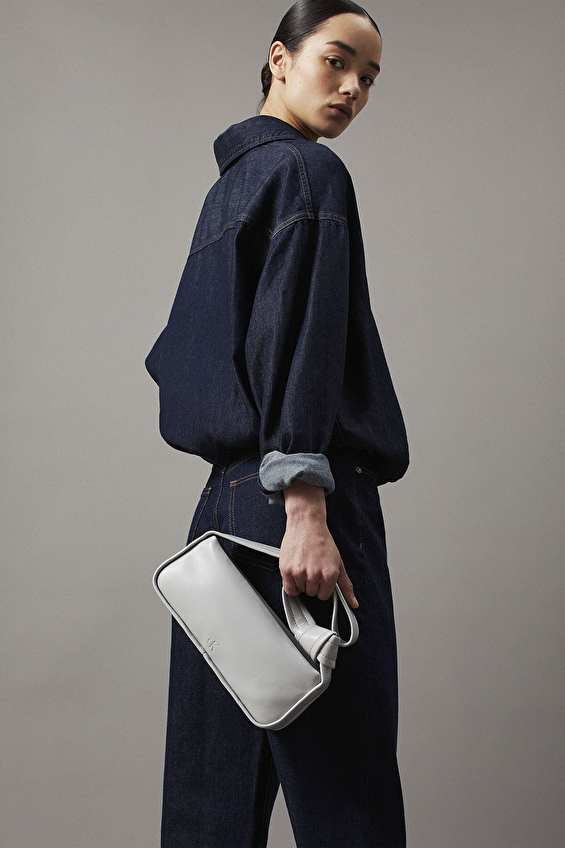 Calvin Klein Kadın Omuz Çantası K60K613055 Gri Calvin Klein Kadın Omuz Çantası K60K613055 Gri