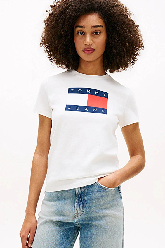 Tommy Jeans Kadın Tişört DW0DW22562 Ekru Tommy Jeans Kadın Tişört DW0DW22562 Ekru