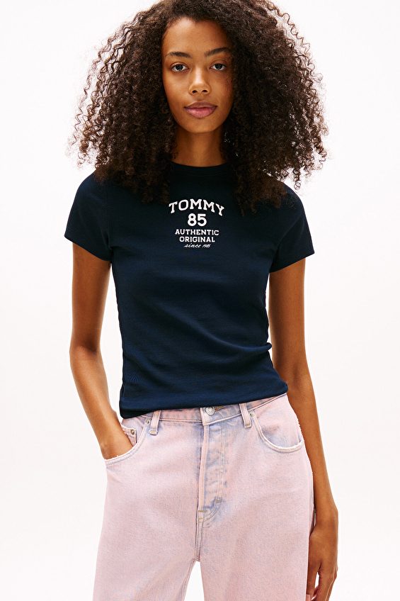 Tommy Jeans Kadın Tişört DW0DW21841 Mavi Tommy Jeans Kadın Tişört DW0DW21841 Mavi