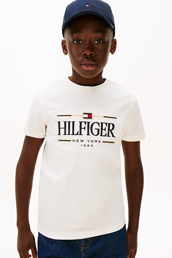 Tommy Hilfiger Erkek Çocuk Tişört KB0KB10360 Tommy Hilfiger Erkek Çocuk Tişört KB0KB10360