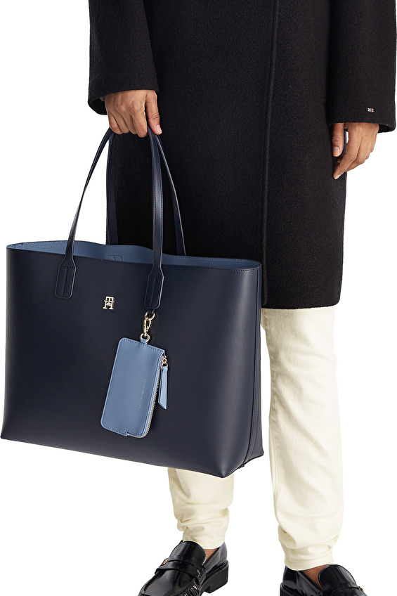 Tommy Hilfiger Kadın Omuz Çantası AW0AW17667DW6 Lacivert Tommy Hilfiger Kadın Omuz Çantası AW0AW17667DW6 Lacivert